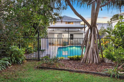 Alex Poolside Luxury: Pet friendly + Walk to beach