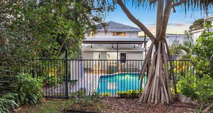 Alex Poolside Luxury: Pet friendly + Walk to beach