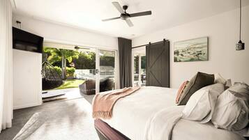 5 bedrooms, desk, iron/ironing board, travel crib