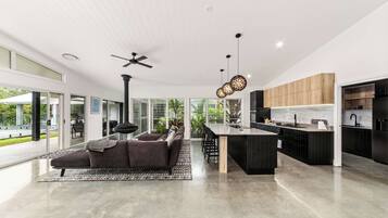 Refrigerador, microondas, horno, placa de cocina