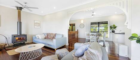 Tv, eldstad och kontor