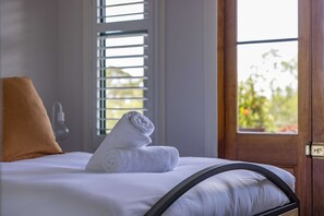 5 bedrooms, iron/ironing board, travel cot, WiFi - Hinterland Horizon Retreat - Ocean & Country Views (Sunshine Coast Hinterland)