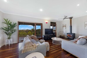 Televisión, chimenea, oficina