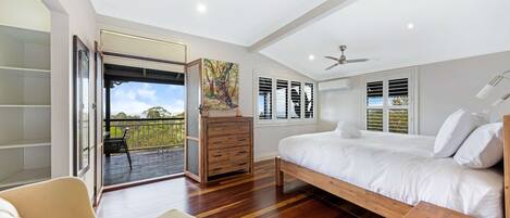 5 dormitoris, escriptori i planxa i posts de planxar