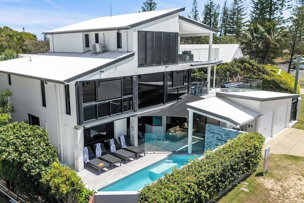 This three-storey home has it all! From a sparkling pool to incredible ocean views just steps from your door.