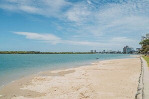 Beach nearby - Picnic Point Waterfront Apt on Maroochy River (Maroochydore Region)