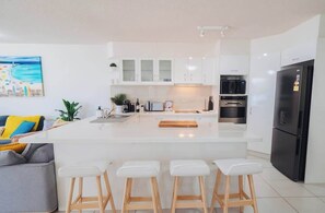 Fridge, microwave, oven, stovetop - Picnic Point Waterfront Apt on Maroochy River (Maroochydore Region)