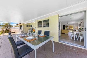Outdoor dining - Family Home in Maroochydore (Maroochydore Region)