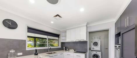 Réfrigérateur, four à micro-ondes, un four, surface de cuisson