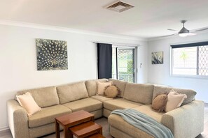 TV, books, offices - Family Home in Maroochydore (Maroochydore Region)