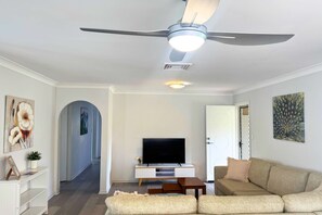 TV, offices - Family Home in Maroochydore (Maroochydore Region)