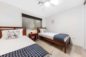 3 bedrooms, travel crib, WiFi, bed sheets - Family Home in Maroochydore (Maroochydore Region)