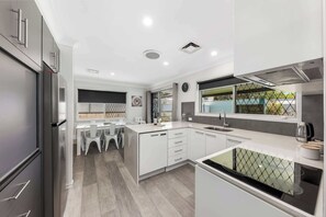 Fridge, microwave, oven, stovetop - Family Home in Maroochydore (Maroochydore Region)