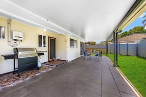 Outdoor dining - Family Home in Maroochydore (Maroochydore Region)