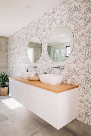 Shower, hair dryer, towels, shampoo - Prime location with pool - walk to Coolum Beach (Coolum Region)