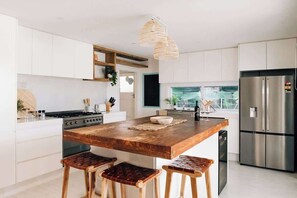 Fridge, microwave, oven, stovetop - Prime location with pool - walk to Coolum Beach (Coolum Region)