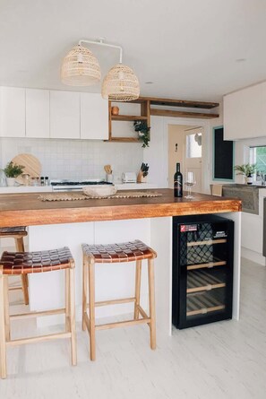 Fridge, microwave, oven, stovetop - Prime location with pool - walk to Coolum Beach (Coolum Region)
