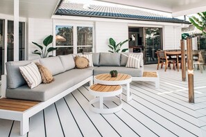 Outdoor dining - Prime location with pool - walk to Coolum Beach (Coolum Region)