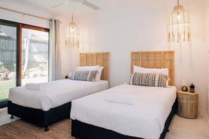 3 bedrooms, iron/ironing board, travel cot, WiFi - Prime location with pool - walk to Coolum Beach (Coolum Region)