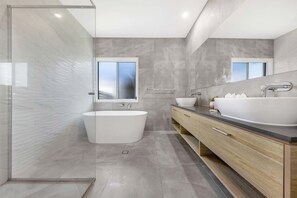 Dusche, Haartrockner, Handtücher, Shampoo