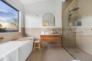 Dusche, Haartrockner, Handtücher, Shampoo