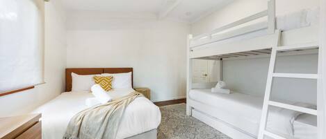 3 عدّة غرف نوم ومكتب ومكواة/لوح كي وسرير سفر