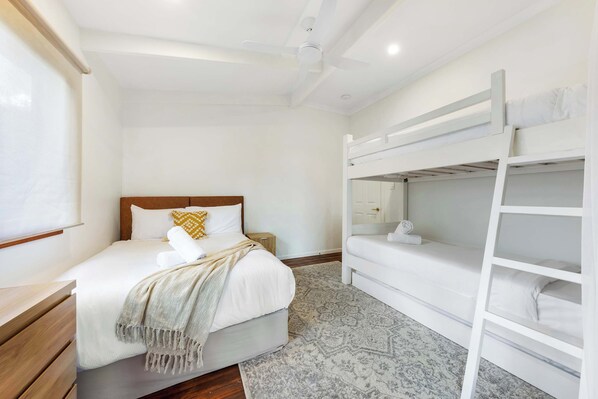 3 Schlafzimmer, Schreibtisch, Bügeleisen/Bügelbrett, Reisekinderbett