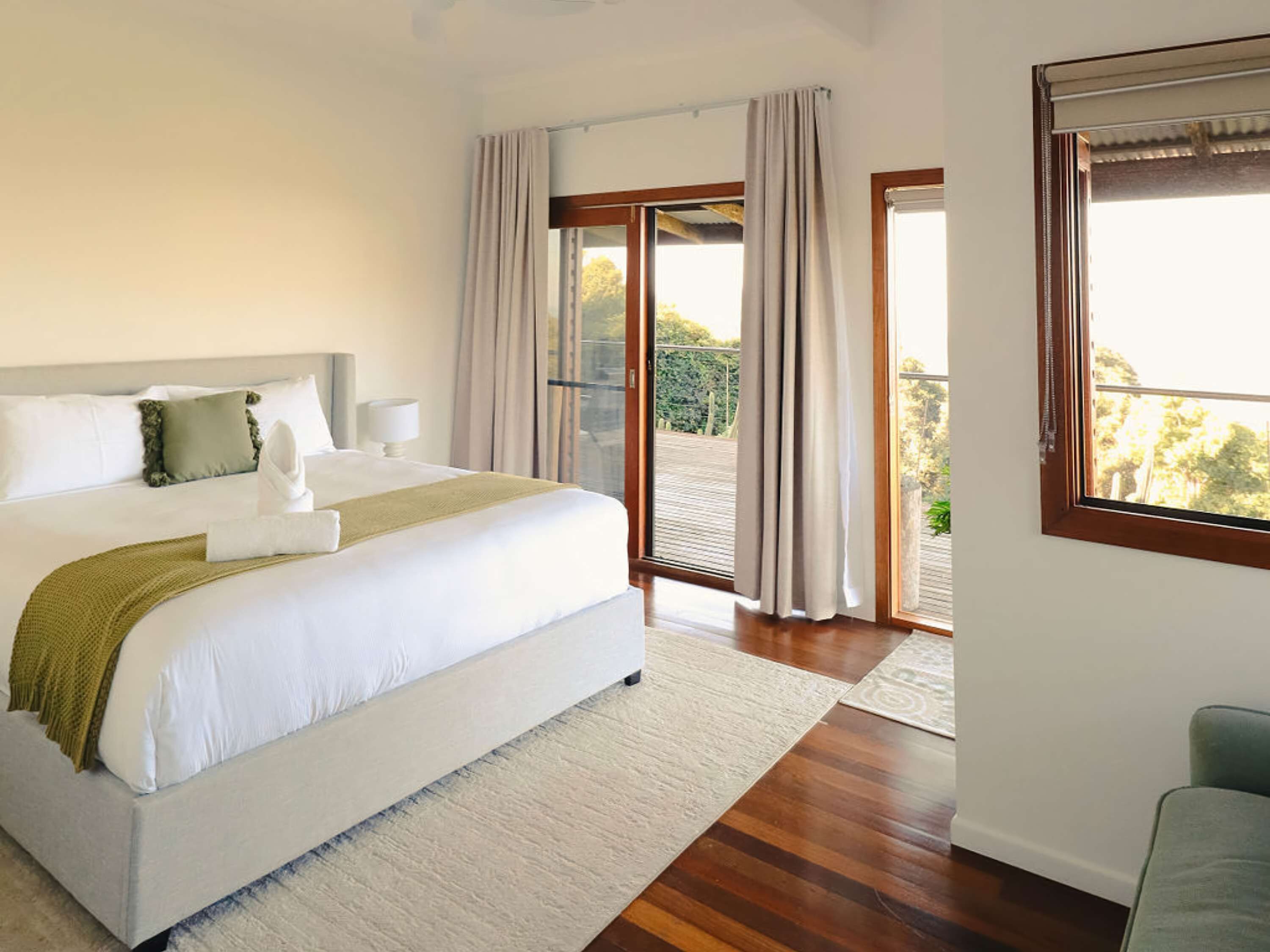 3 bedrooms, desk, iron/ironing board, travel crib