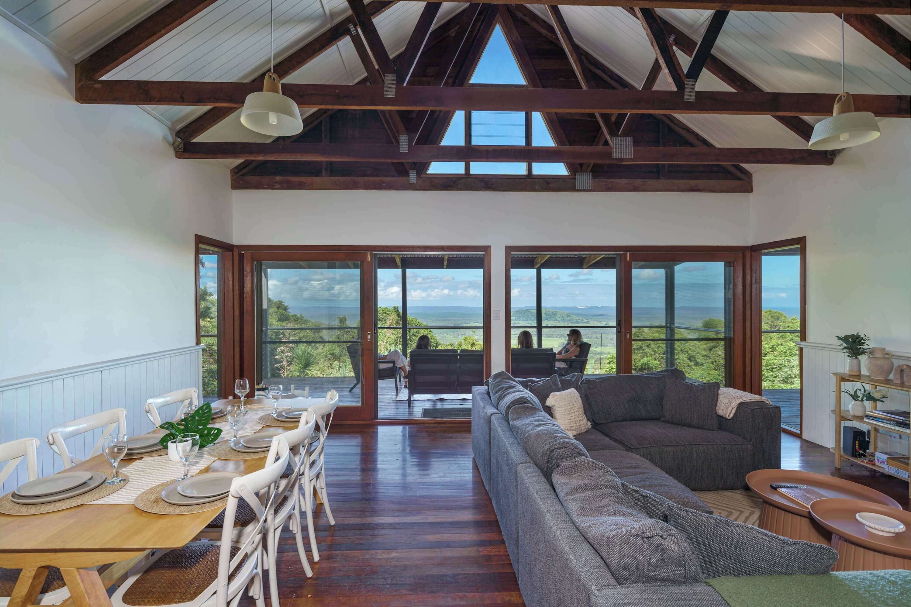 Televisio, takka, kirjoja