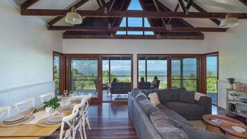 Tv, eldstad och böcker