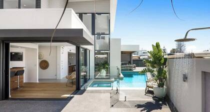 Pet friendly Luxury stay walk to beach & Heated Pool