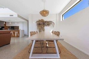 Dining - Pet friendly Luxury stay walk to beach & Heated Pool (Mooloolaba Region)