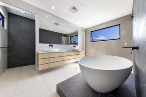 Dusche, Haartrockner, Handtücher, Shampoo