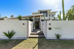 Exterior - Pet friendly Luxury stay walk to beach & Heated Pool (Mooloolaba Region)
