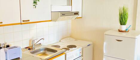 Een koelkast, een magnetron, een oven, een kookplaat