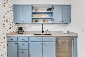 Kylskåp, mikrovågsugn, ugn och spishäll