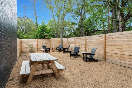 This apartment is a 1 bedroom(s), 1 bathrooms, located in Nashville, TN.