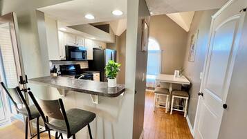 Microondas, horno, parrilla de estufa y lavavajillas