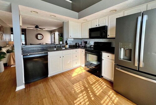 Charming 3-bedroom house with king bed  , pet friendly 