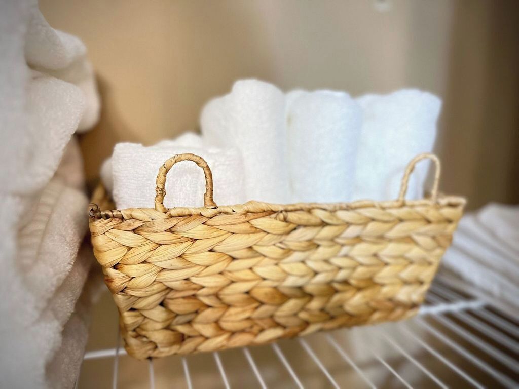 Secadora de cabello, toallas, shampoo, papel de baño 