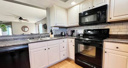 Charming 3-bedroom house with king bed , pet friendly
