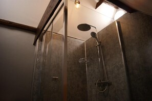 Apartment | Bathroom | Shower, towels, toilet paper - Georgianstyle-2bed-smarttv-freeparking (Boston)