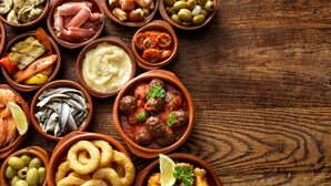 A variety of dishes arranged in terracotta bowls on a wooden table. - Comtessa in Oliva With 1 Bedrooms and 1 Bathrooms (Oliva)