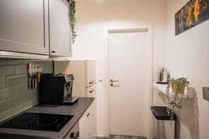 Kjøleskap, ovn, kokeplater og oppvaskmaskin