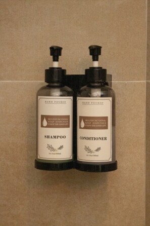 Dusj, hårføner, håndklær og såpe