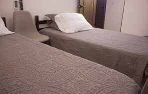 3 habitaciones, tabla de planchar con plancha, wifi y ropa de cama