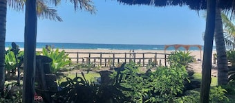 Charming 2-bedroom beach house with WiFi and AC