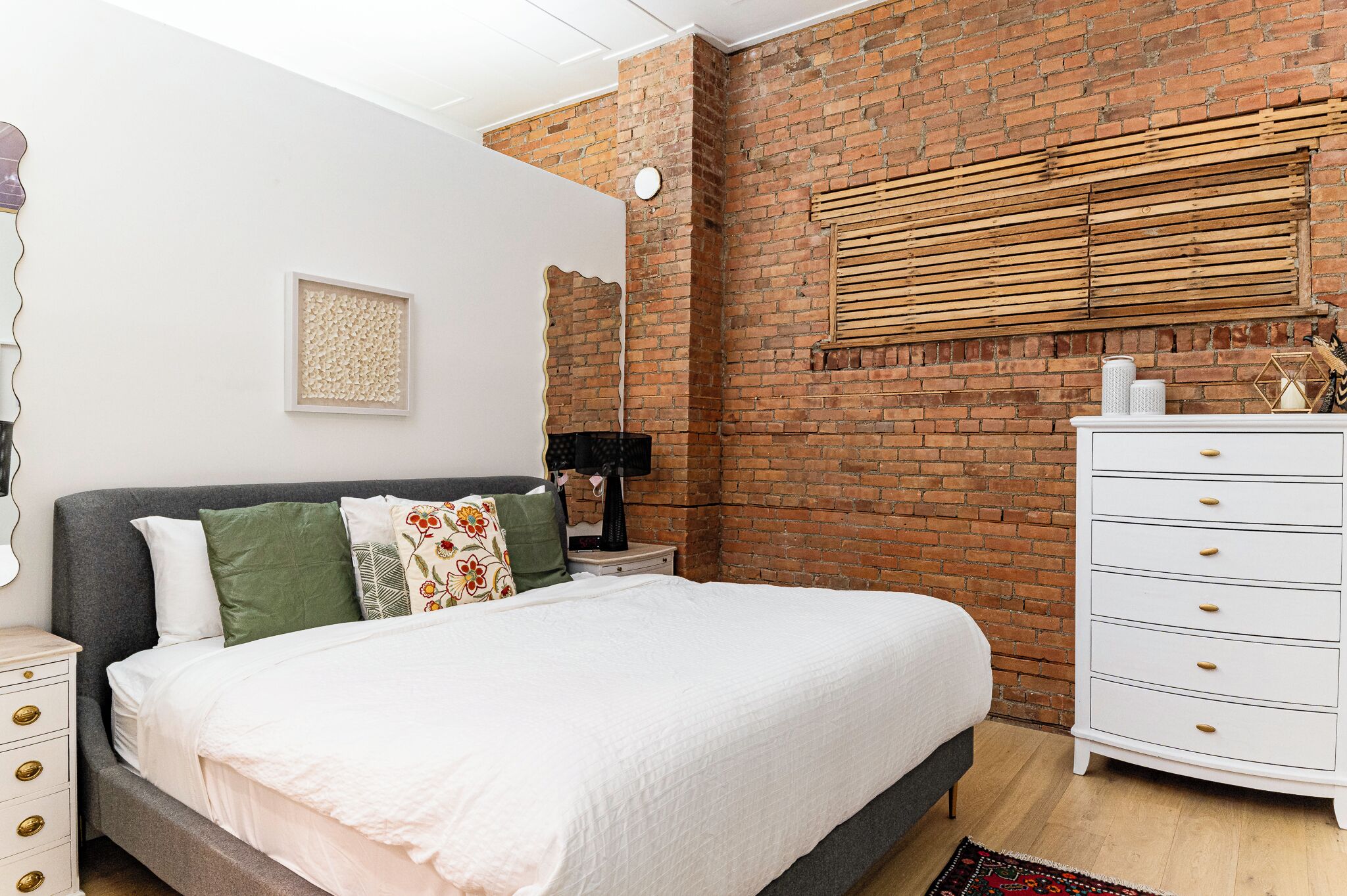 1 soverom, skrivebord, wi-fi (inkludert) og sengetøy