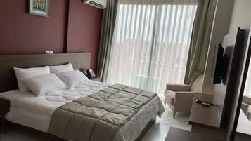 Standard Double Room | 1 bedroom, desk, laptop workspace, soundproofing