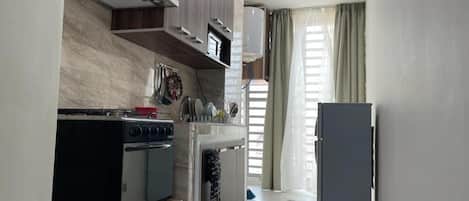 Senior Suite | Private kitchen | Fridge, microwave, oven, stovetop